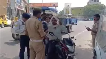 कासगंज: जिले में यातायात पुलिस ने चलाया वाहन चेकिंग अभियान, 1 वाहन किया गया सीज, 106 वाहनों के काटे गए चालान
