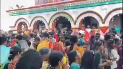 झाझा: धमना गांव में स्थित मां काली मंदिर में वार्षिक पूजा से पूर्व श्रद्धालुओं की उमड़ी भीड़