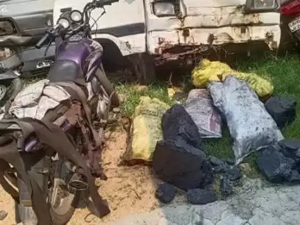 बेरमो: सीआईएसएफ ने 4 टन अवैध कच्चा कोयला और एक मोटरसाइकिल जब्त की