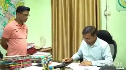जशपुर: अपर कलेक्टर ने जनदर्शन में आम जनों की समस्याएं सुनी, अधिकारियों को दिए आवेदनों के प्राथमिकता से निराकरण के निर्देश