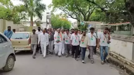 జగిత్యాల: మున్సిపల్ వార్డుల పునర్విభజన పై అభ్యంతరం వ్యక్తం చేస్తూ మున్సిపల్  వరకు ర్యాలీ లో పాల్గొన్న మాజీ మంత్రి జీవన్