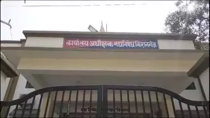 किशनगंज: उत्पाद विभाग की कार्रवाई: शराब पीने और बेचने के आरोप में 10 युवक गिरफ्तार