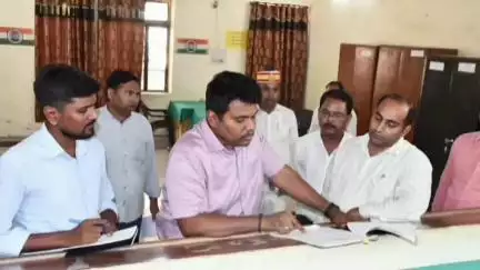 इटवा: इटवा तहसील का डीएम ने किया निरीक्षण, एसडीएम कोर्ट के पेशकार को कारण बताओ नोटिस जारी करने का दिया निर्देश