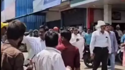 छिंदवाड़ा नगर: छिंदवाड़ा निगम प्रशासन ने सख्ती से हटाया अतिक्रमण, बहस करने पर युवक हिरासत में