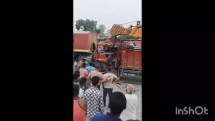 मीरगंज: मीरगंज फ्लाईओवर पर सवारियां उतार रही रोडवेज बस को कंटेनर ने पीछे से मारी टक्कर