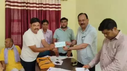 तिलहर: विधानसभा क्षेत्र के मुड़िया पवार गांव में आग लगने से 32 किसानों की फसल हुई नष्ट, ₹7,14,375 के चेक वितरित किए गए