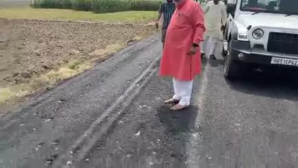 करनाल: डबरी के पास सड़क निर्माण में खामियां मिलने पर विधायक जगमोहन आनंद ने अधिकारियों की क्लास लगाई