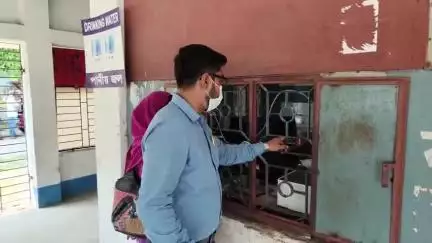 বারাসাত ১: ছোটো জাগুলিয়া স্বাস্থ্য কেন্দ্রে মানবিকতার দৃষ্টান্ত স্থাপন; পড়ে গিয়ে আহত তরুণীর প্রাথমিক চিকিৎসায় এগিয়ে এলেন BMOH