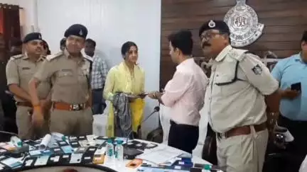 नटेरन: बीते 40 दिनों में पुलिस ने नटेरन सहित ज़िले के विभिन्न थाना क्षेत्रों से चोरी हुए 527 मोबाइल किए बरामद