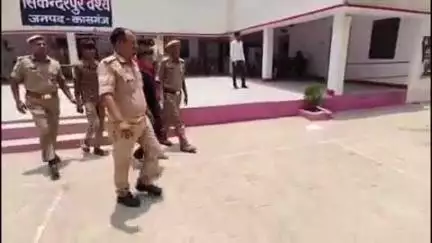 पटियाली: गैर इरादतन हत्या के मामले में वांछित तीन आरोपियों को सिकंदरपुर वैश्य थाना पुलिस ने किया गिरफ्तार