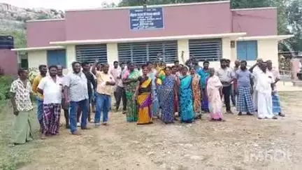 சோளிங்கர்: தொடர்ந்து புறக்கணிக்கப்படும் ஆதிதிராவிடர் மக்கள் - கரிக்கல் ஊராட்சி மன்ற அலுவலகத்திற்கு பூட்டு போட்டு கிராம மக்கள் போராட்டம்