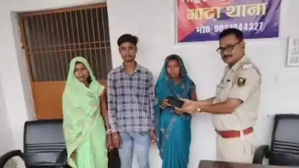 रुन्नी सैदपुर: गाढ़ा थाना पुलिस ने चोरी का मोबाइल बरामद कर महिला को लौटाया
