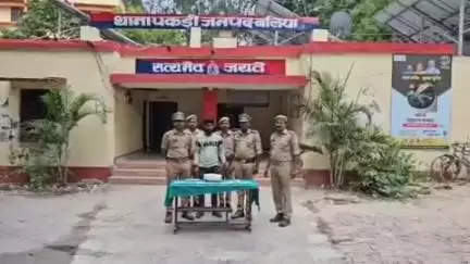 सिकंदरपुर: पकड़ी थाना पुलिस ने विभिन्न जगहों पर चोरी करने वाले 1 अभियुक्त को पहेसर नहर पुलिया से किया गिरफ्तार