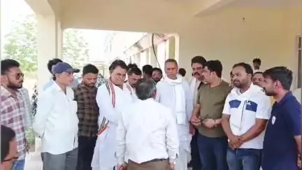 पन्ना: कलेक्ट्रेट में कांग्रेसियों ने किया प्रदर्शन, कलेक्टर के नाम SDM को दिया आवेदन; सड़क चौड़ीकरण कार्य को रोकने की मांग की