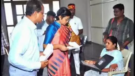 வாலாஜா: ஆட்சியர் அலுவலகத்தில் நடைபெற்ற மக்கள் குறைதீரு நாள் கூட்டத்தில் 356 மனுக்கள் பெறப்பட்டது