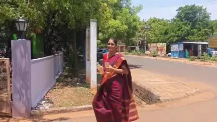 சிவகங்கை: ஆறுமுகம் நகரில் ஆழ்துளை கிணற்றில் கழிவுநீர் கலப்பால் குடிநீருக்கு திண்டாட்டம், ஆட்சியரகத்தில் மாவட்ட ஆட்சியரிடம் பெண் மனு