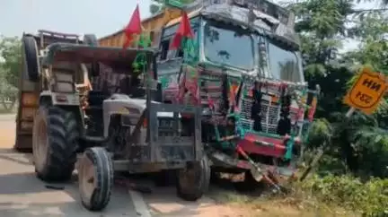 जलालपुर: बालू लदे ट्रक और ट्रैक्टर में भीषण टक्कर, कोई हताहत नहीं, हादसा टला