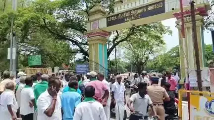 காஞ்சிபுரம்: கொள்முதல் செய்த நெல்லுக்கு பணம் பட்டுவாடா செய்யவில்லை என ஆட்சியர் அலுவலக நுழைவாயில் முன்பு விவசாயிகள் சாலை மறியல் போராட்டம்
