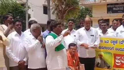 ಮಸ್ಕಿ: ತಾಲೂಕ ಕೇಂದ್ರದಲ್ಲಿ ಕುರಿಗಾರರ ರಕ್ಷಣೆಗಾಗಿ ಬಂದೂಕು ನೀಡುವಂತೆ ಆಗ್ರಹಿಸಿ ರೈತರ ಪ್ರತಿಭಟನೆ