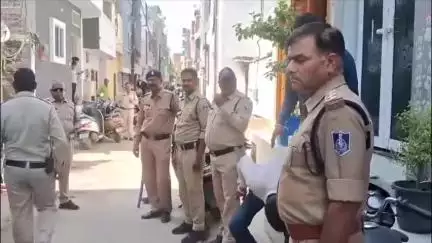 इंदौर: बाणगंगा थाना क्षेत्र के गोविंद नगर में सोनम रघुवंशी के घर के बाहर लगाई गई सुरक्षा