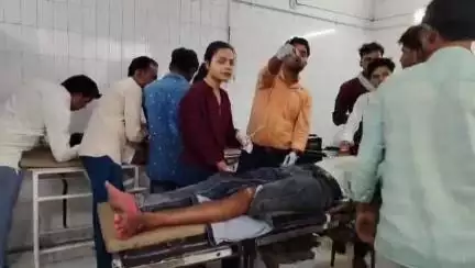 महोबा: बिलबई गांव के पास 2 बाइकों की आमने-सामने भिड़ंत में 3 युवक गंभीर रूप से हुए घायल, जिला अस्पताल में उपचार जारी