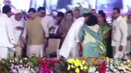 नरसिंहपुर: गाडरवारा में आयोजित कार्यक्रम में CM मोहन यादव की सुरक्षा में दिखी चूक, मंच पर लुढ़कने का वीडियो हुआ वायरल