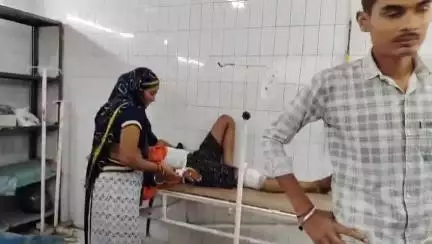 चरखारी: चरखारी के पास तेज रफ्तार बाइक असंतुलित होने से बाइक सवार युवक गिरकर हुआ घायल, जिला अस्पताल में कराया गया भर्ती
