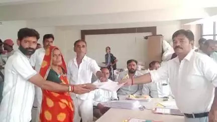 હાલોલ: તાલુકા પંથકમાં યોજનારી ગ્રામ પંચાયતોની ચૂંટણીના ફોર્મ ભરવાના અંતિમ દિવસે આજે અનેક ઉમેદવારોએ ફોર્મ ભર્યા