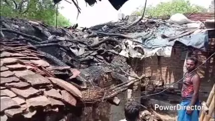 कर्वी: कर्वी के कंठीपुर में अज्ञात कारणों से घर में लगी आग, गृहस्थी का सामान जलकर हुआ राख