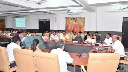 रतलाम: कलेक्टरेट में बैठक: 15 से 30 जून तक धरती आबा अभियान जागरूकता शिविर आयोजित