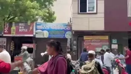 रूड़की: रामनगर में भयंकर गर्मी के चलते समाजसेवी डॉक्टर ने राहगीरों को पिलाया मीठा शरबत, राहगीरों ने लिया आनंद