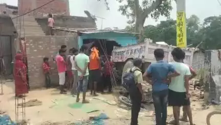 पुपरी: सुरसंड: लोहापुल के पास अनियंत्रित ट्रैक्टर घर में घुसा, 2 बालिकाएं व 2 महिलाएं जख्मी