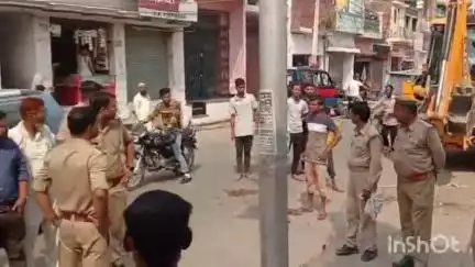 जलालाबाद: जलालाबाद में एसडीएम के निर्देश पर दीवार तोड़कर खोला गया रास्ता, दीवार पर चला बुलडोजर
