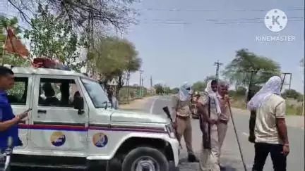 खानपुर: खानपुर थाना पुलिस ने कस्बे के खलखली माता जी के मंदिर के सामने दुपहिया वाहनों की जांच कर बनाए चालान