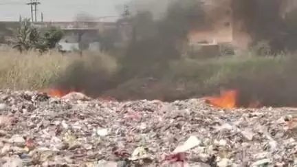 हापुड़: बाबूगढ़ नगर पंचायत के वार्ड नंबर 1 में तालाब में पड़े कुड़े में लगी आग, दमकल विभाग ने पाया आग पर काबू