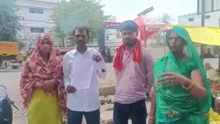 राठ: राठ क्षेत्र के ग्राम अमगांव में युवक ने दबंगों पर मारपीट करने का आरोप लगाया, कोतवाली में दी तहरीर