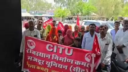 बाड़मेर: राजस्थान निर्माण कमठा मजदूर यूनियन ने जिला कलेक्ट्रेट के बाहर किया प्रदर्शन