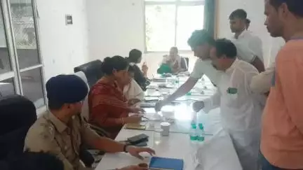 नौगावां सादात: नौगांवा तहसील पर संपूर्ण समाधान दिवस का आयोजन, डीएम ने सुनीं समस्याएं