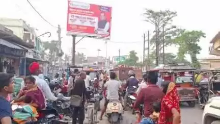 सुपौल: लोहिया नगर चौक पर रेलगाड़ी आने से लगा जाम, ओवरब्रिज का निर्माण जल्द हो