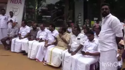 നിലമ്പൂർ: ഷോക്കേറ്റ് വിദ്യാർത്ഥി മരിച്ച സംഭവം, നഷ്ടപരിഹാരം ആവശ്യപ്പെട്ട് BJP നിലമ്പൂർ DFO ഓഫീസിനു മുന്നിൽ ധർണ്ണ നടത്തി