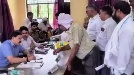 सासनी: तहसील सासनी में समाधान दिवस का आयोजन, जिलाधिकारी व पुलिस अधीक्षक ने सुनी जनता की समस्याएं और दिए दिशा निर्देश