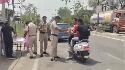 रोहतक: रोहतक-झज्जर रोड पर गर्मी से बेहाल दोपहिया वाहन चालकों को पुलिसकर्मियों ने पिलाया पानी, वीडियो वायरल