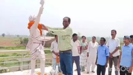 खूंटपानी: बासाहातु में झामुमो कार्यकर्ताओं ने भगवान बिरसा मुंडा की पुण्यतिथि पर किया नमन
