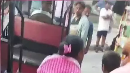 समस्तीपुर: मोहनपुर रोड आदर्श नगर गेट के सामने ट्रक की चपेट में आने से दो मजदूर जख्मी