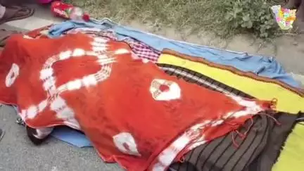 महुआ में,  महुआ देसरी मुख्य सड़क पर अनियंत्रित ट्रैक्टर की चपेट में आने से एक की मौत हो गई तथा दो मां बेटी घायल #mahua