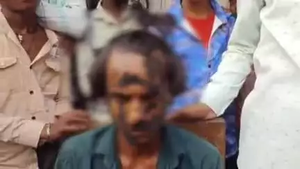 पडरौना: नेबुआ नौ. क्षेत्र के एक गाँव मे नवविवाहिता से मिलने पहुंचा प्रेमी संदूक में छिपा था परिजनों ने निकालकर दी सजा,पोता कालिख