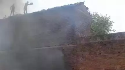 हमीरपुर: पहाड़ी भिटारी गांव में अज्ञात कारणों से लगी आग, गृहस्थी जलकर हुई खाक