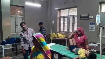 मैनपुरी: बेवर क्षेत्र में अनियंत्रित होकर पेड़ से टकराया ऑटो, एक मासूम सहित चार लोग घायल, जिला अस्पताल में उपचार जारी