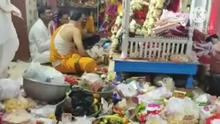 মথুরাপুর ১: কৃষ্ণচন্দ্রপুর এলাকায় মা ত্রিপুরা সুন্দরী মন্দিরে বাৎসরিক পুজো ও ভোগ বিতরণী অনুষ্ঠানে সামিল হয় সাংসদ বাপি হালদার।