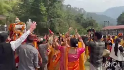 राजगढ़ी: नौगाँव के बलाड़ी गांव की ध्याणियों ने अपनी आराध्य देवी माँ भद्रकाली को सोने की प्रतिमा भेंट की